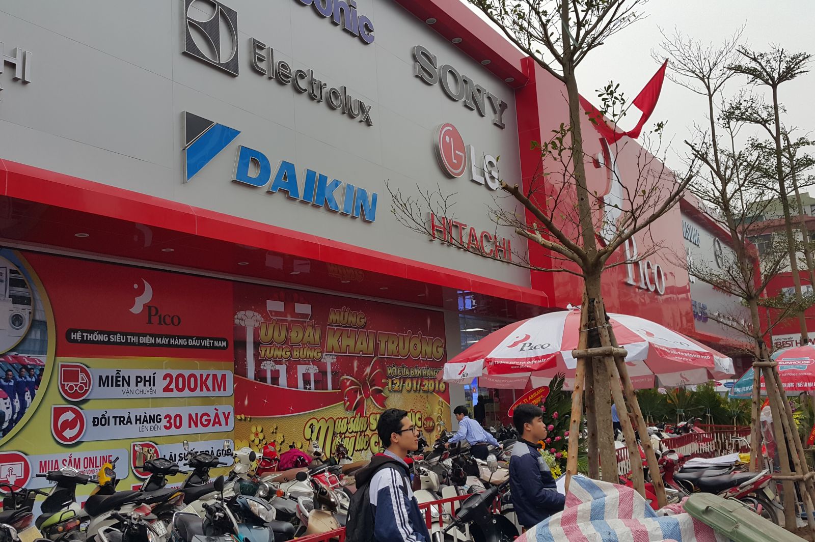 <p class='title-pro'> Pico Tôn Đức Thắng</p><div class='box_info_pro'><div class='title_inf_pro'><span>Chủ đầu tư</span>: Công ty cổ phần PICO</div><div class='title_inf_pro'><span>Vai trò đảm nhận</span>: Nhà thầu Cơ điện - Qua Tổng thầu Minh Giang .,JSC</div><div class='title_inf_pro'><span>Địa điểm</span>: 240 Tôn Đức Thắng, Q.Đống Đa, Hà Nội</div><div class='title_inf_pro'><span>Thời gian hoàn thành</span>: Tháng 1-2016</div><p class='box-work'><span>Hạng mục công việc</span>: Cung cấp và thi công lắp đặt hệ thống Điện Siêu thị, điện quảng cáo, điện nhẹ, điều hòa, thông gió.</p></div>