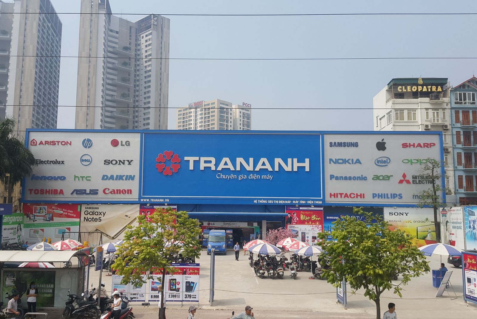 <p class='title-pro'>TRẦN ANH PHẠM HÙNG</p><div class='box_info_pro'><div class='title_inf_pro'><span>Chủ đầu tư</span>: Công ty cổ phần Thế giới số Trần Anh</div><div class='title_inf_pro'><span>Vai trò đảm nhận</span>: Tổng thầu Cơ điện</div><div class='title_inf_pro'><span>Địa điểm</span>: Số 18 Phạm Hùng, Hà Nội</div><div class='title_inf_pro'><span>Thời gian hoàn thành</span>: Tháng 7-2015</div><p class='box-work'><span>Hạng mục công việc</span>: Cung cấp và thi công lắp đặt các Hệ thống điện, điện nhẹ, điều hoà,thông gió</p></div>