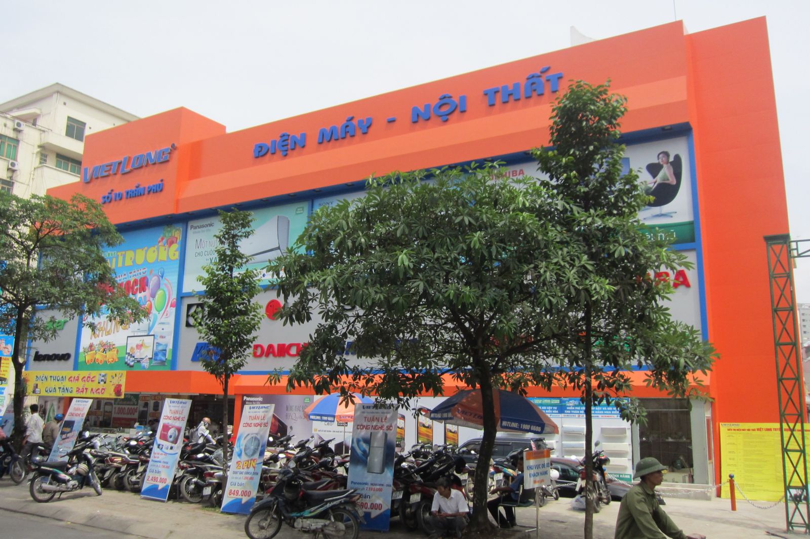 <p class='title-pro'>VIỆT LONG TRẦN PHÚ</p><div class='box_info_pro'><div class='title_inf_pro'><span>Chủ đầu tư</span>: CTCP Thương mại Điện máy Việt Long</div><div class='title_inf_pro'><span>Vai trò đảm nhận</span>: Nhà thầu Cơ điện</div><div class='title_inf_pro'><span>Địa điểm</span>: Số 10 Trần Phú, Q. Hà Đông, Hà Nội</div><div class='title_inf_pro'><span>Thời gian hoàn thành</span>: Tháng 10-2012</div><p class='box-work'><span>Hạng mục công việc</span>: Thi công lắp đặt hệ thống Điện và ĐHKK </p></div>