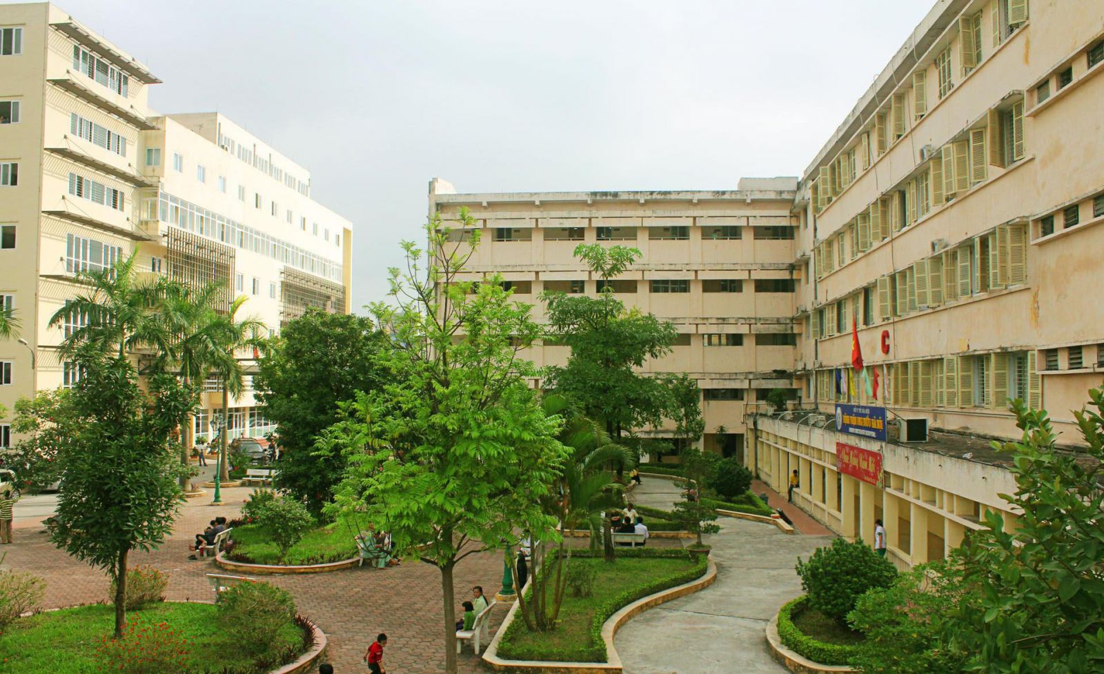 <p class='title-pro'>Bệnh viện Ung Bướu Hà Nội</p><div class='box_info_pro'><div class='title_inf_pro'><span>Chủ đầu tư</span>: Sở Y tế Hà Nội</div><div class='title_inf_pro'><span>Vai trò đảm nhận</span>: Nhà thầu Điện - Qua Tổng thầu TDC</div><div class='title_inf_pro'><span>Địa điểm</span>: 42A Bệnh viện Thanh Nhàn, Q. Hai Bà Trưng, Hà Nội</div><div class='title_inf_pro'><span>Thời gian hoàn thành</span>: Tháng 5-2011</div><p class='box-work'><span>Hạng mục công việc</span>: Cung cấp và thi công hệ thống Điện tổng thể.</p></div>